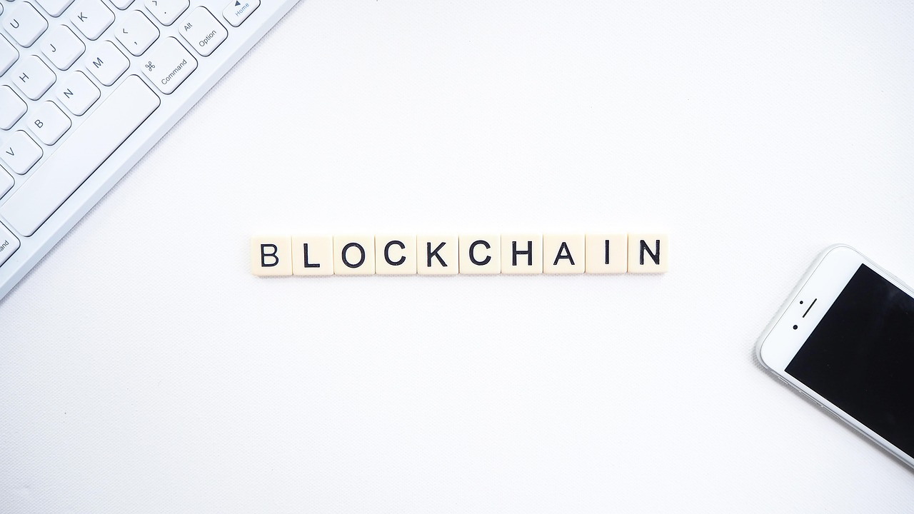Exploring the Public vs Private Blockchain Difference: Key Features and Applications